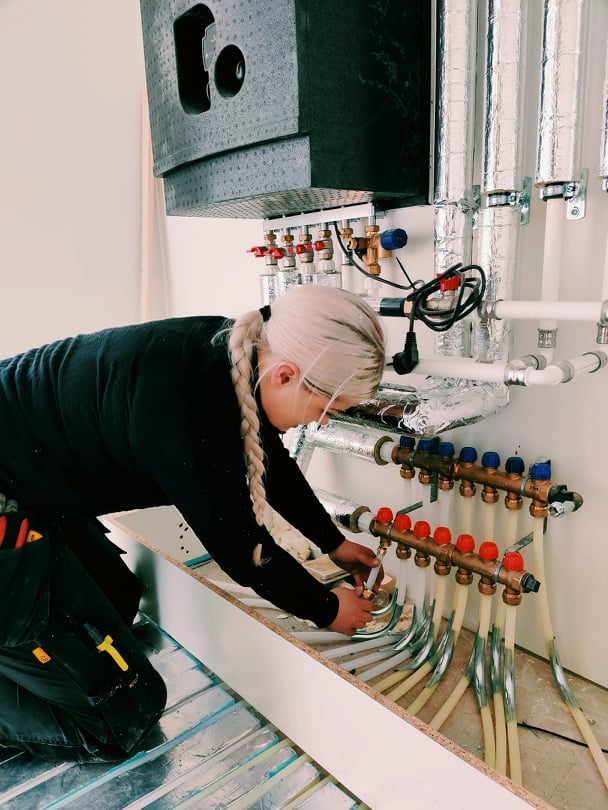 Lærlingen Maiken arbejder som vvs-energispecialist